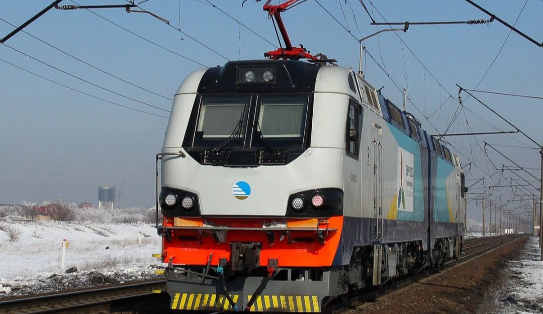 ALSTOM будет производить новый тип локомотивов в Казахстане   «Казахстанские железные дороги» и французская ALSTOM подписали соглашение о производстве в Казахстане грузовых электровозов KZ6A.  Производство организуют на электровозосборочном заводе в казахстанской столицы.  Модель KZ6A оснастят асинхронными тяговыми двигателями.   Ожидается, что новый тип электровозов будет на 40% дешевле, чем локомотивы ВЛ-80, а также потреблять на 20% меньше электроэнергии.   Logistan.info   Логистика   Экономика