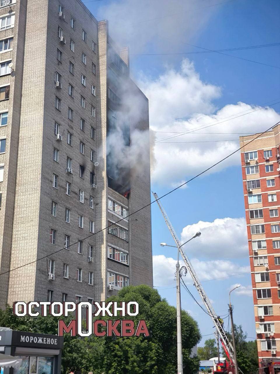 Сильный пожар в Подольске: горит балкон жилого дома. Пожар произошел на 8-м этаже жилого дома на улице Давыдова, 14к2 в подмосковном Подольске. На кадрах видно, как с балкона валит черный дым. К месту возгорания уже прибыли машины МЧС. Информации о пострадавших нет. Обстоятельства уточняются. UPD: Из пожара спасли 15 человек, трое из них обратились за медицинской помощью, сообщили в МЧС.