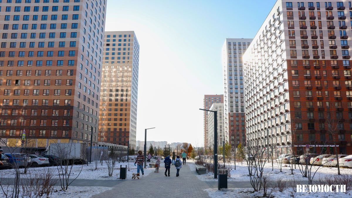 Рост цен на первичном и вторичном рынках жилья в октябре ускорился За 12 месяцев стоимость новостроек выросла на 5 2 готового жилья на 7 6 Спрос на недвижимость остается повышенным число сделок на обоих рынках росло пять месяцев подряд с июня по октябрь Об этом сообщается в исследовании Домклик и СберИндекс  Вторичное жилье дорожает быстрее и уже компенсирует отставание возникшее в период действия льготных ипотечных программ По оценке аналитиков при дальнейшем снижении рыночных ставок вторичный рынок может стать более серьезным конкурентом новостройкам и сдерживать темпы их подорожания   Подробности в материале Ведомости Капитал