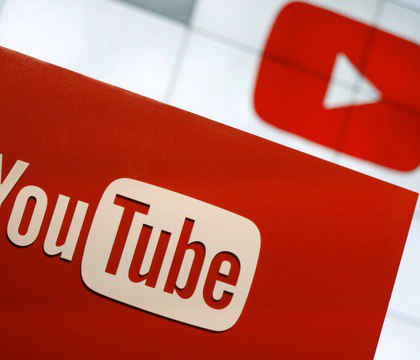 Google внедрила в YouTube функцию автоматического дубляжа на русский язык Данная опция пока только развертывается и доступна еще не для всех контентмейкеров но процесс интеграции уже запущен Ранее сервис предлагал автодубляж исключительно на английском языке Теперь же Google расширяет список доступных языковых дорожек среди которых появился и русский