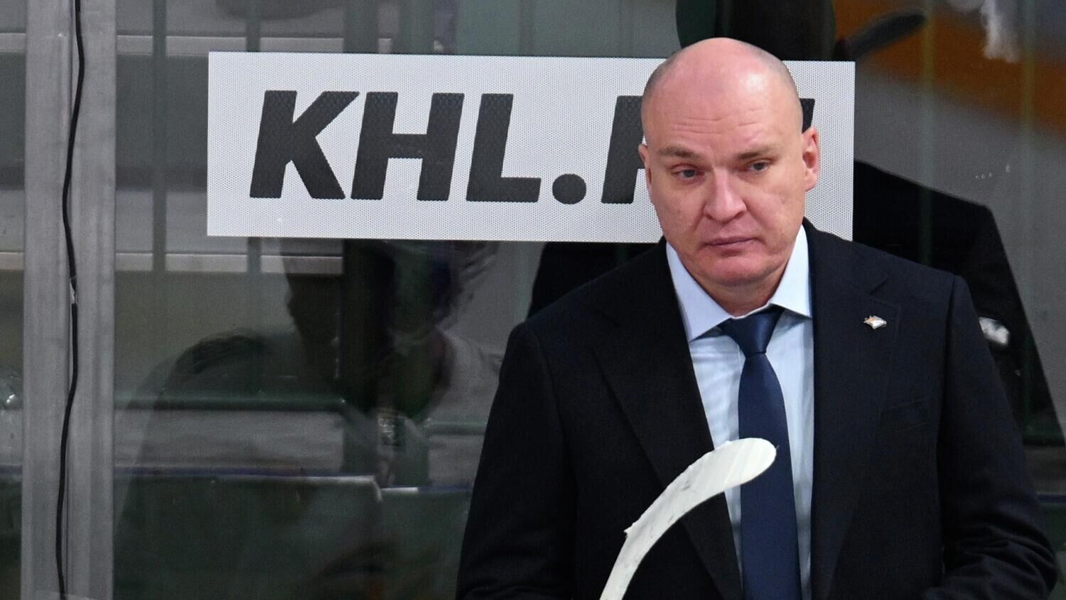 Екатеринбургский Автомобилист дома разгромил магнитогорский Металлург в матче регулярного чемпионата Континентальной хоккейной лиги КХЛ Встреча прошла в Екатеринбурге и завершилась со счетом 8 1 2 0 3 1 3 0 В составе победителей хет трик оформил Даниэль Спронг 14 23 и 29 я минуты по шайбе забросили Семен Кизимов 2 Ярослав Бусыгин 22 Максим Денежкин 45 Артем Каштанов 58 и Данил Романцев 60 У Металлурга отличился Егор Яковлев 32 30 летний нападающий Автомобилиста Александр Шаров провел свою 600 ю игру в КХЛ и оформил ассистентский хет трик Нидерландский форвард Автомобилиста Спронг оформил свой второй хет трик в дебютном сезоне в лиге Автомобилист выиграл у Металлурга впервые в текущем сезоне Предыдущие три встречи остались за Магниткой Металлург 87 очков продолжает лидировать в турнирной таблице Восточной конференции Автомобилист 66 располагается на четвертой строчке