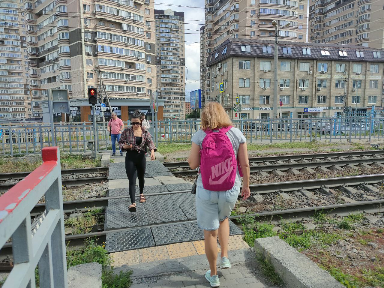 За несоблюдение ПДД пешеходы поплатились штрафами Сегодня в центре Ростова-на-Дону прошла акция «Железная дорога: твой безопасный путь», организованная работниками ОАО «РЖД» и сотрудниками транспортной полиции. На пешеходном переходе остановочной платформы Рабочий городок они контролировали соблюдение правил перехода через железнодорожные пути по специально оборудованному переходу. В ходе рейда пешеходам раздали более 150 информационных листовок и провели порядка 30 бесед с гражданами. А на троих нарушителей составлены протоколы об административной ответственности, им предстоит оплатить штраф. В связи с изменением законодательства штраф теперь накладывается не только за переход железнодорожного пути в неположенном месте, но и по оборудованному переходу на запрещающий сигнал светофора. Представители транспортной полиции уточнили, что размер штрафа составляет 500 рублей. Рейды безопасности в рамках акции «Железная дорога: твой безопасный путь» продолжатся в Ростове и других городах Южного и Северо-Кавказского федеральных округов.