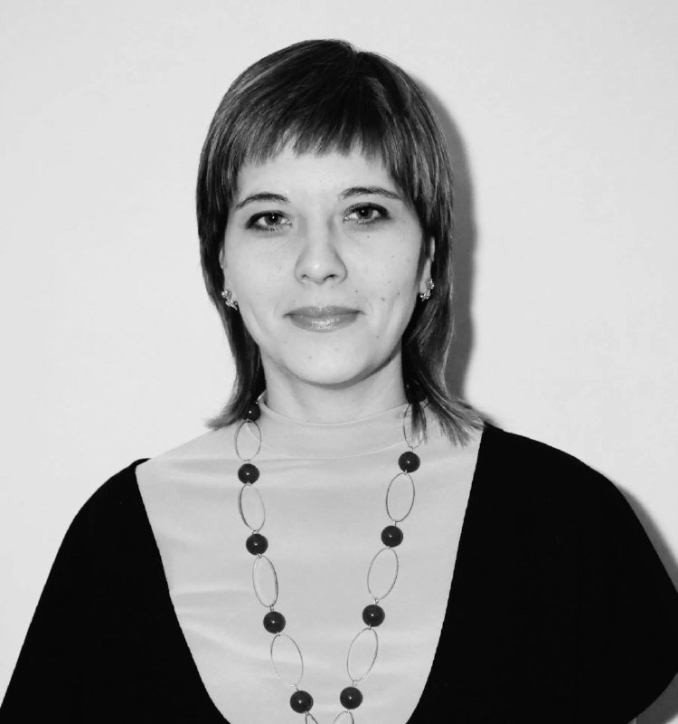 Скончалась журналистка из Алтайского края Анна Камалова Ей было 47 лет 16 декабря не стало известной журналистки Анны Камаловой Причиной смерти стал обширный инсульт Анна Камалова работала в различных алтайских СМИ У неё остались двое сыновей Старший проходит срочную службу в армии Младшему всего 11 лет Прощание с Анной Камаловой пройдёт 18 декабря с 9 00 до 11 00 в траурном зале на улице Аносова Погребение пройдет на Булыгинском кладбище