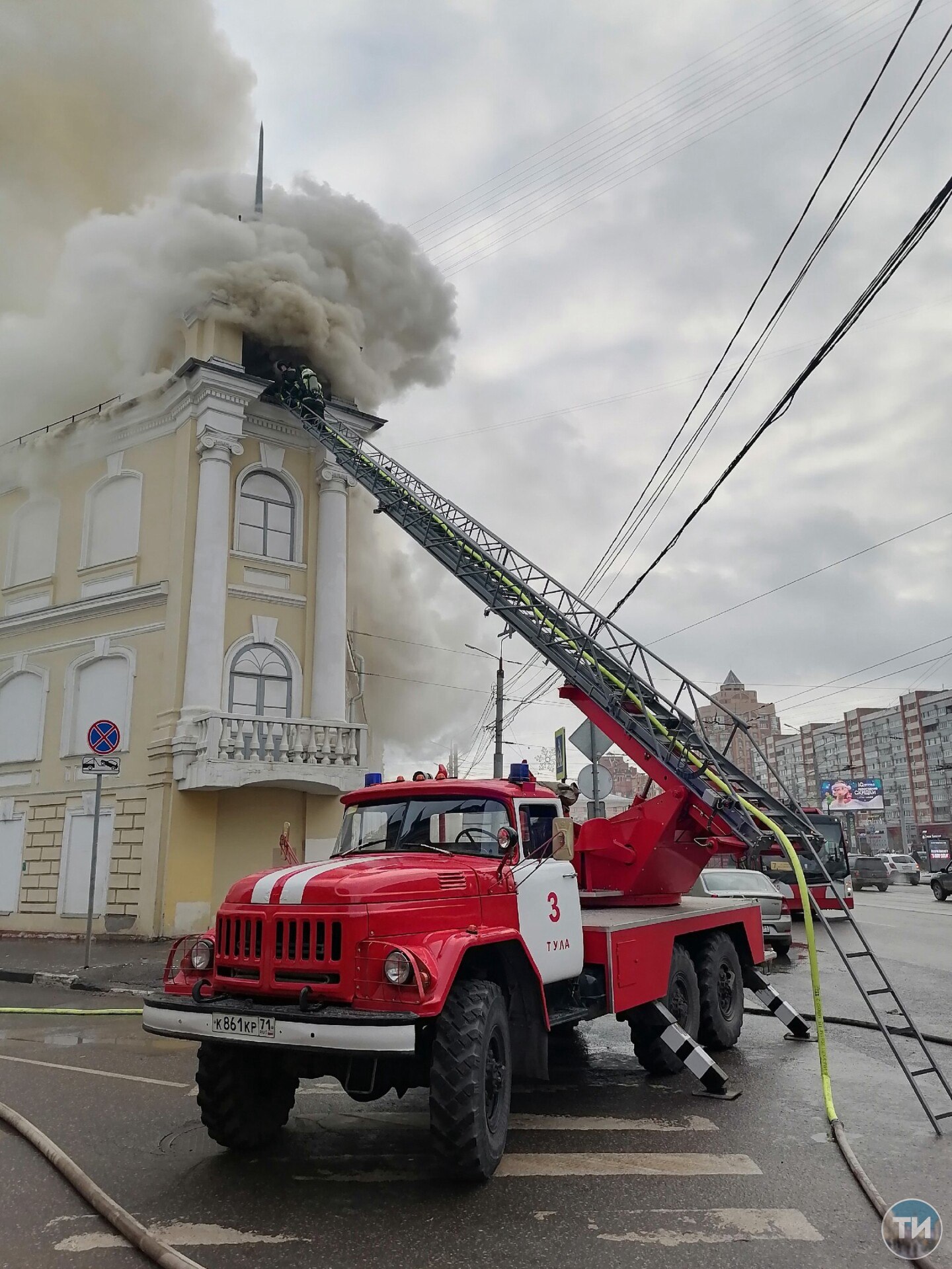 К месту пожара в центре Тулы прибыли еще 2 пожарных расчета. Движение троллейбусов перекрыто в том месте Тулы, где сейчас горит здание госпиталя на углу улиц Советской и Союзной, сообщает с места ЧП корреспондент «Тульских известий».  Трамваи и автомобили могут проехать. Работает регулировщик. Приехали еще 2 пожарных расчета, несколько машин полиции и еще два реанимобиля. Напомним, ранее на месте ЧП находились 6 пожарных расчетов.  «Задымление все сильнее. 8 помещений верхнего этажа выгорели, судя по окнам. Пожарные пробираются в здание», – сообщает наш корреспондент.