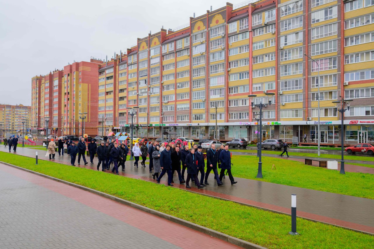 6 и 7 ноября 2025 года в Марий Эл работает делегация Владимирской области которая прибыла в республику в рамках развития межрегионального сотрудничества Программа визита началась с обзорной экскурсии по Йошкар Оле Делегация ознакомилась с преобразившимися благодаря федеральной программе Формирование комфортной городской среды общественными пространствами В рамках визита запланированы переговоры и совещания посвященные актуальным вопросам развития городской среды и туристического потенциала Ожидается подписание соглашения о сотрудничестве между Марий Эл и Владимирской областью в сфере туризма которое станет важным шагом в укреплении межрегиональных связей