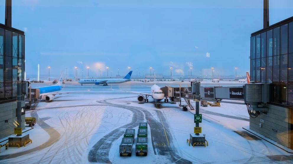 Берлин полупарализован снегом и гололедом В берлинском аэропорту BER из за обледенения самолеты не могут взлетать В настоящее время в аэропорту BER из за погодных условий взлеты не осуществляются сообщила пресс секретарь Причиной является быстро замерзающий дождь Из за него в настоящее время невозможно провести противообледенительную обработку самолетов Общественный транспорт работает мерцательно то движется то стоит К 8 утра в городе зафиксировано более 40 несчастных случаев по причине гололеда