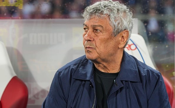 Экс тренера Зенита госпитализировали в Румынии из за проблем с сердцем Румынский специалист Мирча Луческу бывший главный тренер Зенита был срочно доставлен в больницу в Бухаресте Как сообщает издание ProSport ухудшение состояния здоровья 80 летнего тренера началось в конце 2025 года на фоне перенесенной простуды которая дала осложнение на сердечно сосудистую систему Из за госпитализации Луческу вынужден был отменить рабочий визит в Турцию где планировал наблюдать за кандидатами в сборную Румынии на тренировочных сборах местных клубов Позже сам специалист подтвердил факт госпитализации уточнив детали своего состояния Да это верно я снова был доставлен в больницу У меня был сильный грипп из за которого поднялась температура до 39 градусов заявил тренер добавив что планирует вернуться к работе в связи с подготовкой к важному отборочному матчу чемпионата мира против сборной Турции 26 марта Getty Images Подписаться на РБК Спорт