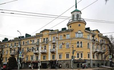 Фасад первой женской гимназии отреставрируют в Ставрополе Речь идет о здании на улице Советская Там когда то размещалась первая на Кавказе женская гимназия Как сообщили в краевом Фонде капремонта стоимость работ превышает 49 5 миллиона рублей Здание включено в перечень объектов культурного наследия А значит капитальный ремонт превращается не в замену изношенных элементов а в деликатное восстановление истории краевого центра сообщили в фонде Работы выполнит строительная компания имеющая лицензию на подобные проекты Отмечается что специалисты такого профиля редкость восстановить фактуру цвет и детали XIX века куда сложнее чем восстановить фасад или заменить кровлю