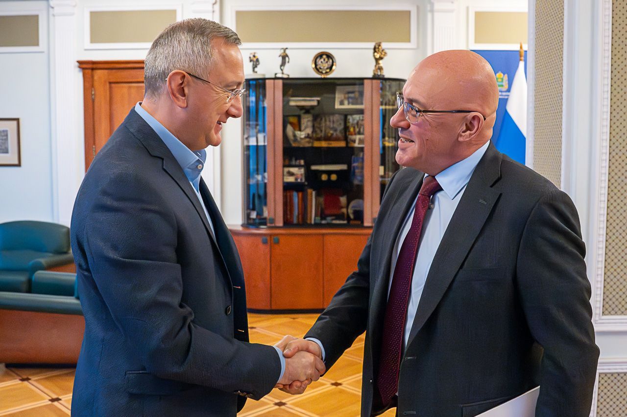 Детский лагерь Полет передали Калужской области Владислав Шапша провел рабочую встречу с гендиректором ОНПП Технология им А Г Ромашина Андреем Силкиным Обсудили результаты работы предприятия новые проекты Технология входит в число крупнейших налогоплательщиков области Активно инвестирует в модернизацию производства Участвует в стратегических государственных проектах по импортозамещению сообщил губернатор Поставили точку в вопросе о передаче Калужской области детского оздоровительного лагеря Полет отметил Владислав Шапша Уже следующим летом он примет детей За одну смену здесь смогут отдохнуть до 200 ребят Подписывайся на наш канал в Максе