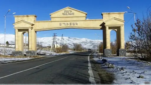 Мэр Спитака 54 летний Каджайр Никогосян во время разбирательств по вопросу питьевой воды набросился с оскорблениями и побоями на 34 летнего Гагика Э жителя Лорийской области сообщает Shamshyan com По данным сайта 16 октября Гагик Э вместе с супругой и 47 летним Арманом С также из Лорийской области приехали в мэрию чтобы обсудить проблему водоснабжения в селе Карадзор укрупнённой общины Спитак По словам Гагика Э он пытался поговорить с мэром наедине но Никогосян набросился на него трижды ударив ногой Пострадавший обратился в полицию Спитака Следственный комитет возбудил уголовное дело по факту применения насилия Подписаться на нас