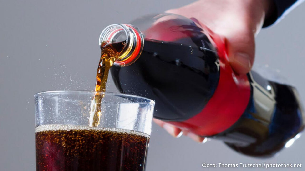 Coca Cola столкнулась с дефицитом тростникового сахара для использования его в напитках вместо кукурузного сиропа в США Об этом заявил президент и финансовый директор компании Джон Мерфи в интервью Bloomberg По его словам количество тростникового сахара в Штатах ограничено Также компания сталкивается с недостатком стеклянных бутылок В связи с этим вывод на американский рынок газировки по измененному рецепту будет постепенным Ранее президент Трамп объявил о достижении соглашения с The Coca Cola Company об изменении рецептуры газированного напитка на территории США и обязательном использовании натурального тростникового сахара в его производстве вместо кукурузного сиропа До 1980 х годов натуральный тростниковый сахар использовался в качестве основного подсластителя при производстве Coca Cola в США но затем он был заменен в целях экономии более дешевым высокофруктозным кукурузным сиропом В изготовлении Coca Cola в других странах применяются сахар и сахарный колер РЕН ТВ в Telegram в MAX