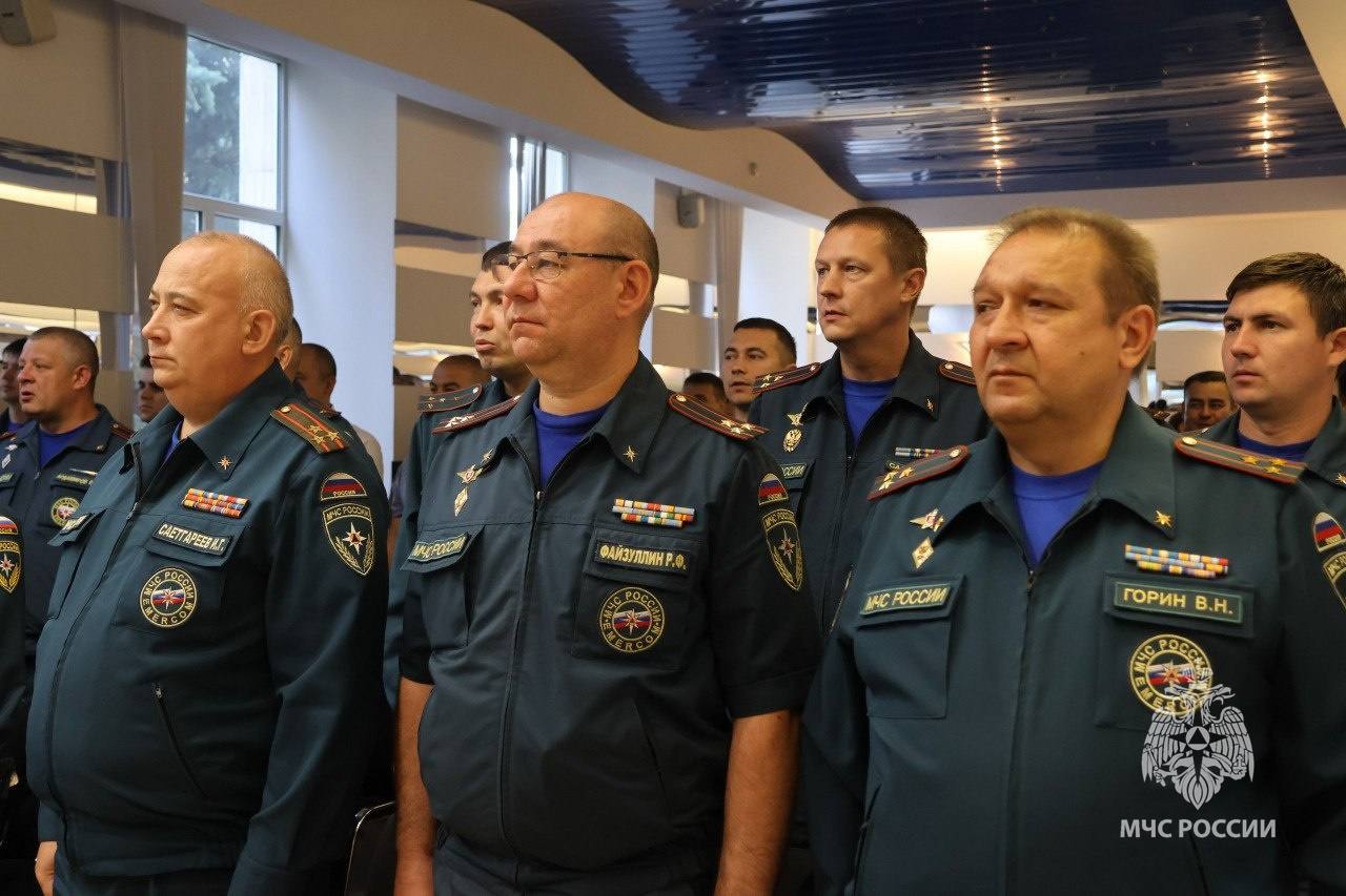 В конференц-зале Главного управления состоялось торжественное собрание, посвященное 98 годовщине со Дня образования государственного пожарного надзора России С поздравительным словом к собравшимся обратился временно исполняющий обязанности начальника Главного управления Владимир Горин. Он подчеркнул, что пожар легче предупредить, чем потушить, поэтому одной из важнейших задач МЧС России является именно профилактика пожаров. Благодаря работе, проводимой инспекторами пожарного надзора, количество пожаров в республике за последние 5 лет неуклонно снижается. Люди, которые служат в надзорных органах спасательного ведомства, — специалисты широкого профиля, которые должны знать не только нормативно-правовые акты, но и технические характеристики и особенности различного технологического оборудования - отметил Владимир Горин. Он вручил ведомственные знаки отличия МЧС России сотрудникам пожарного надзора, достигшим высоких показателей в служебной деятельности и внесшим большой вклад в обеспечение пожарной безопасности республики. Медалей МЧС России «За отличие в службе» удостоены 10 сотрудников чрезвычайного ведомства.