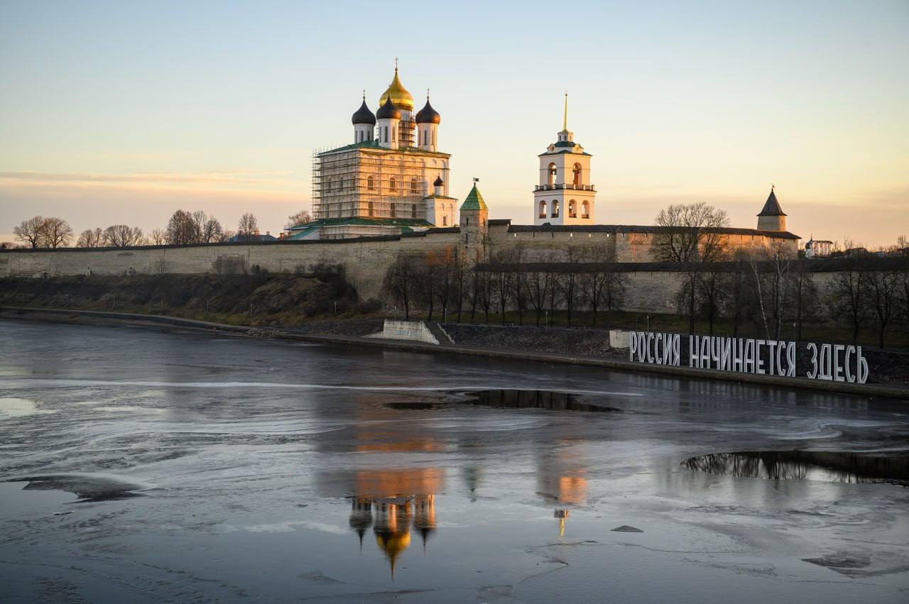 В Пскове продолжается реставрация Троицкого собора.  Ведётся установка лесов на фасадах храма. Проводится укрепление фундаментов, стен и сводов, демонтаж штукатурного слоя со стен Серафимовского придела, промывка кладки и швов.   После реставрации памятник будет оснащен всеми необходимыми инженерными сетями.    На колокольне продолжаются реставрационные работы по отделке внутренних помещений и прокладке инженерных сетей. Напомним, в прошлом году был восстановлен 100-летний часовой механизм благодаря энтузиастам из Москвы и Санкт-Петербурга      Современное, четвёртое по счёту, здание Троицкого собора строилось на протяжении 17 лет и было закончено в 1699 году. Масштабная реставрация собора проводится впервые. После начала работ вскрылись уникальные артефакты и захоронения, которые веками хранились под стенами и полами собора.     Работы на объекте культурного наследия выполняются силами АНО «Возрождение объектов культурного наследия в городе Пскове.