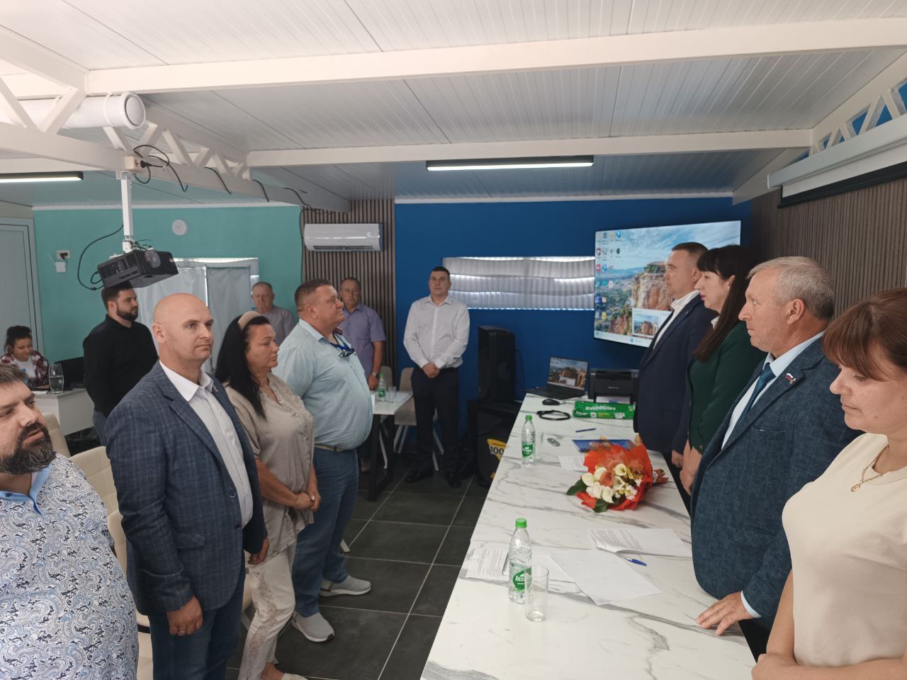 В Голопристанском округе избран новый председатель Совета депутатов По итогам тайного голосования председателем Совета депутатов Голопристанского муниципального округа избрали Людмилу Николаевну Чебан. Избрание председателя Совета депутатов – важный этап в обеспечении эффективной работы представительного органа власти и формировании эффективной системы управления округом. От лица администрации Голопристанского муниципального округа и от себя лично поздравляю Людмилу Николаевну с избранием на пост председателя Совета депутатов. Желаю успехов и удачи в нелегком труде на благо Голопристанского муниципального округа и его жителей! #ГолаяПристаньСегодня #Голопристанскийокруг
