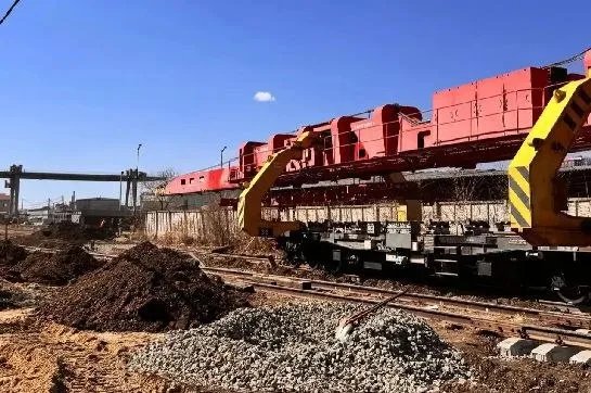 В Благовещенске обустраивают регулируемый железнодорожный переезд на улице Конной Его сдадут к концу июня Напомним в 2024 году по президентскому нацпроекту на Конной отремонтировали участок дороги в том числе подъезд к ФОКу на набережной Зеи Благодаря тому что железнодорожный переезд станет регулируемым сюда планируют продлить маршруты автобусов отметили в администрации города Подрядчик АО Асфальт укладывает основание из щебня параллельно монтирует стрелочные переводы ж д путей Завершить реконструкцию переезда планируют к концу мая После этого начнут прокладку сигнального кабеля Полноценная сдача объекта запланирована на конец июня добавили в мэрии Фото администрация Благовещенска