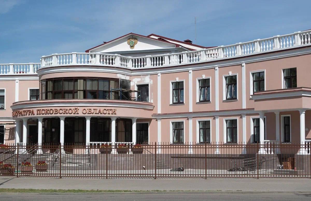 Прокуратура Псковской области по обращению Правительства провела совместную с Роспотребнадзором проверку и установила факт нарушения требований жилищного и санитарно-эпидемиологического законодательства в связи с принятием Администрацией г. Великие Луки решения об окончании отопительного сезона. В результате проведённой проверки приняты меры прокурорского реагирования для восстановления прав граждан. В случае, если Администрация не устранит нарушения в установленные сроки, будет рассмотрен вопрос о привлечении виновных лиц к ответственности. Благодарю Прокуратуру области за оперативную реакцию и внимание к проблемам жителей региона По-прежнему рассчитываю на здравый смысл руководства муниципалитета. Среднесуточный прогноз и сейчас не соответствует параметрам, допускающим завершение отопительного сезона. Странно, что в такой ситуации руководство города спокойно и, на мой взгляд, цинично ссылается на план подготовки к следующей зиме и равнодушно относится к огромному количеству жалоб о том, что холодно здесь и сейчас. Удивительно, что людям, ответственным за принятое решение, не стыдно. Мне стыдно Благодарю всех остальных Глав, принявших взвешенные решения и определивших в качестве приоритета здоровье граждан. Буду держать вас в курсе.