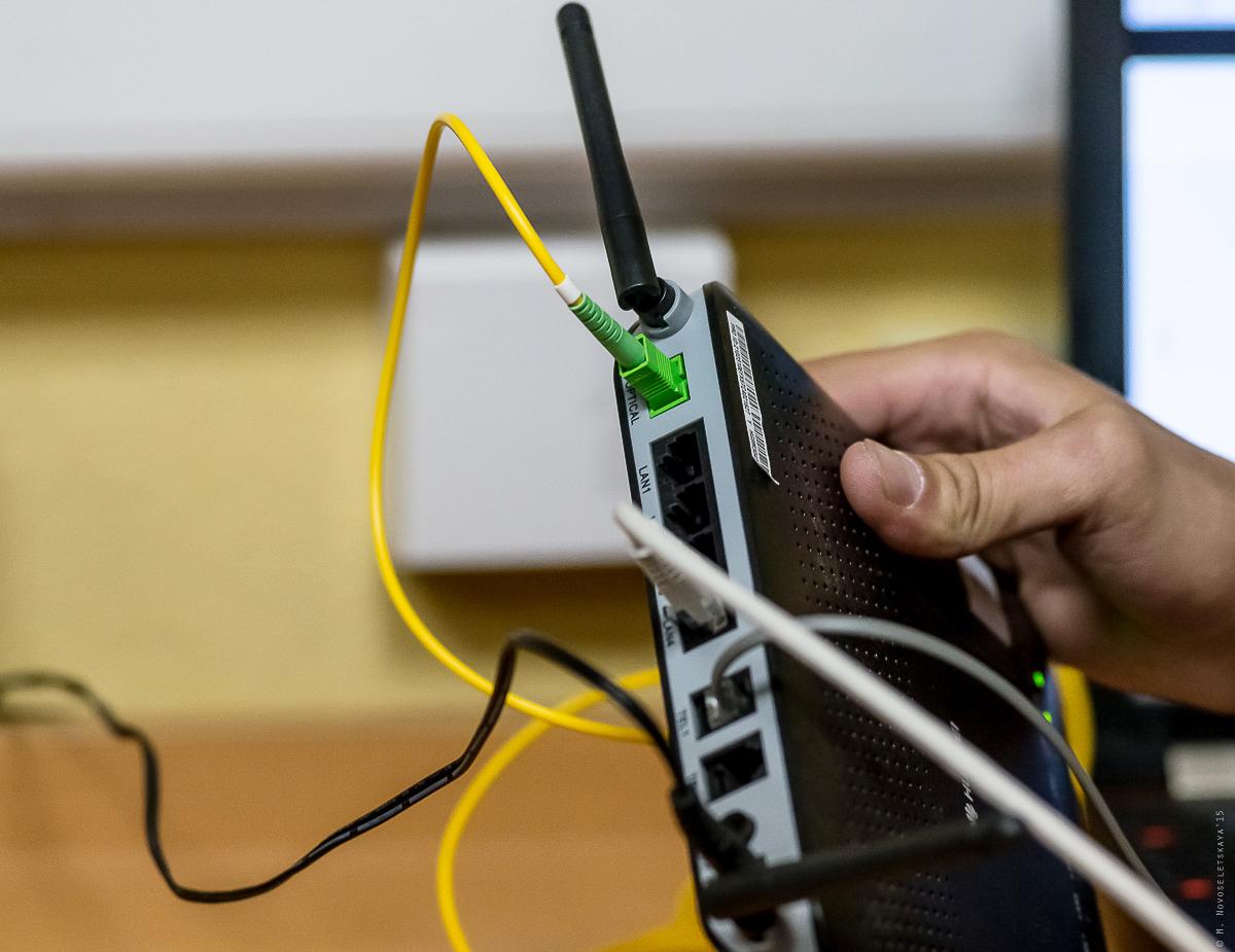 Россияне бросились устанавливать домашний интернет из-за перебоев с мобильной связью. Оказалось, что был он далеко не у всех...  Из-за наплыва, этим летом почти четверть заявок на подключение оформлялись с задержкой больше месяца. В пиковые недели ждать подключения приходится по 40–50 дней.  Рост спроса подтверждают и операторы. Мегафон сообщил об увеличении подключений на 20%, а Ростелеком — на 12–15%.  Многих от полной потери связи спасают и публичные WiFi-точки. С начала лета ими воспользовались 27,8 млн человек, а трафик по ним увеличился вдвое.
