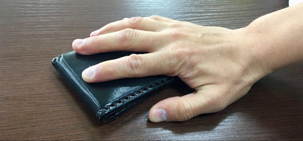 1 2 3 4 5 Сотрудники полиции задержали подозреваемого в краже личных вещей После случившегося конфликта в результате совместного распития алкоголя со своим знакомым, потерпевший не обнаружил у себя телефон и кошелек. Сумма ущерба составила более 18 500 рублей. В Отдел МВД России по городу Анапе обратился местный житель с заявлением о краже вещей. Он рассказал, что встретился с друзьями, с которыми распивал алкогольные напитки. После внезапно возникшего конфликта злоумышленник ушел со встречи, забрав с собой 2 мобильных телефона, наушники и кошелек с банковскими картами. Сотрудники уголовного розыска в установили место проживания злоумышленника и доставили его в подразделение полиции. В ходе работы с задержанным тот сознался в содеянном. Им оказался 38-летний житель села Супсех. У задержанного было обнаружено и изъято похищенное имущество. В настоящее время проводятся все необходимые мероприятия по возврату законному владельцу. В отношении задержанного возбуждено уголовное дело по части 2 статьи 158 УК РФ «Кража». Санкции статьи предусматривают наказание в виде лишения свободы на срок до 5 лет. Подозреваемому избрана мера пресечения в виде подписки о невыезде и надлежащем поведении.