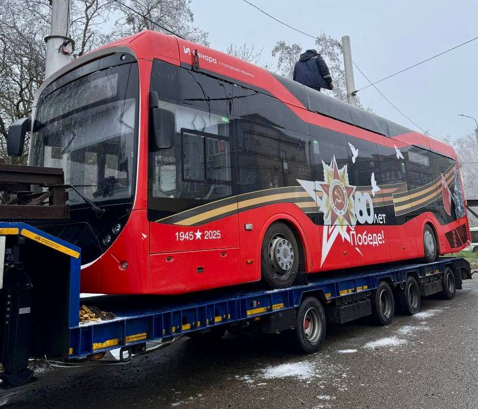 В Ставрополь прибыл наш троллейбус Синара 6254 низкопольный вместительный и способный проехать до 30 км без контактной сети Около двух месяца он будет курсировать по маршрутам чтобы проверить как техника ведет себя в реальных условиях в пробках на остановках в ритме обычного дня Это уже восьмой город в России где мы испытывают эту модель До этого Синары прошли проверку от Калуги до Оренбурга везде отмечали надежность безопасность и продуманность до мелочей Пассажиры хвалят комфорт водители эргономику а городские службы возможность заезжать в зоны без проводов Что умеет новинка Ездит без проводов обходит заторы и выходит на новые маршруты Вместимость до 85 человек включая места для маломобильных пассажиров Климат контроль ГЛОНАСС видеонаблюдение и автоматическое пожаротушение USB розетки антивандальные сиденья аппарель для колясок Умные двери с подсветкой и датчиками Кабина водителя с регулируемой рулевой колонкой подстаканниками и вешалкой