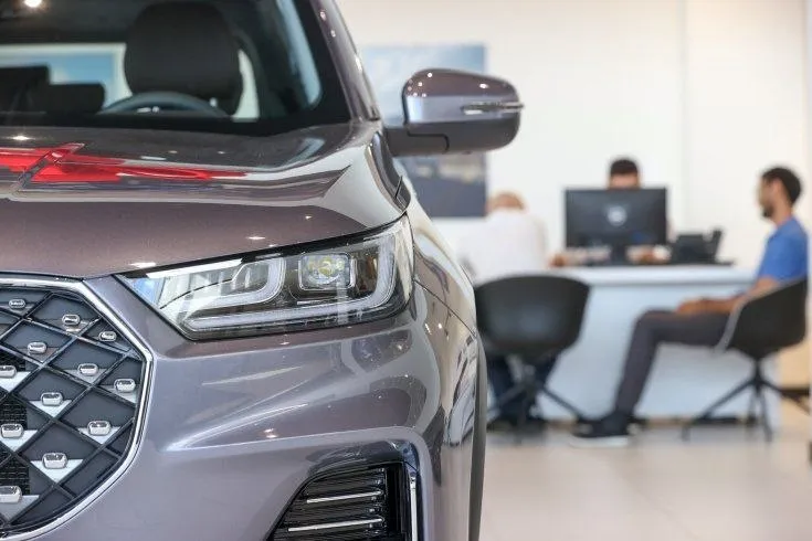 При выходе на российский рынок китайские автомобили не должны создавать конкуренцию АвтоВАЗу Это одно из условий России заявил первый вице премьер РФ Денис Мантуров в интервью ИС Вести Он добавил что автопроизводители из КНР могут занять нишу которая не пересекается с продуктами АвтоВАЗа Мантуров также отметил интенсивность с которой идет локализация производства китайских автомобилей в России Подписаться на PRO transport Telegram MAX