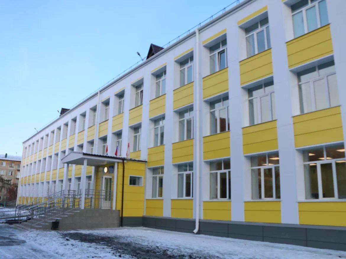 На охрану школ в Омской области выделили свыше 28 миллионов В школах и детских садах Омской области, где в настоящее время проводится капитальный ремонт, установят новое оборудование для обеспечения безопасности. По распоряжению губернатора Омской области Виталия Хоценко на эти цели выделено более 28 миллионов рублей. Средства направлены в Омск и 12 сельских районов региона. Помимо этого, область профинансирует летний отдых детей в палаточных лагерях. - В летний период будут функционировать 26 палаточных лагерей, в которых отдохнут около 4 тысячи ребят. Средства распределены 24 сельским муниципальным образованиям и областной столице, - отметил губернатор. Необходимые средства уже предусмотрены в региональном бюджете. В палаточных лагерях этим летом примут детей как из сёл, так и из города, а монтаж новых систем охраны в ремонтируемых школах и детсадах планируют завершить до начала учебного года.