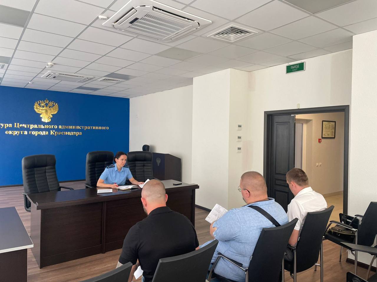 Прокуратурой Центрального административного округа г. Краснодара проведено совещание по вопросам исполнения законодательства в жилищно-коммунальной сфере  Прокуратурой округа проведена рабочая группа, на которой рассмотрены вопросы реализации краткосрочного плана капитального ремонта общего имущества собственников помещений в 65 многоквартирных домах, выключенных в план 2025 года.  В работе совещания приняли участие представители НКО «Фонд капитального ремонта многоквартирных домов» и подрядных организаций.   В настоящее время работы выполнены в 27 домах, активно ведутся в 21 МКД. В остальных домах работы начнутся в конце августа- начале сентября.   В ходе мероприятия обсуждены проблемные вопросы, связанные с исполнением плана капитального ремонта, подрядчики ориентированы на активизацию работы в рассматриваемой сфере.