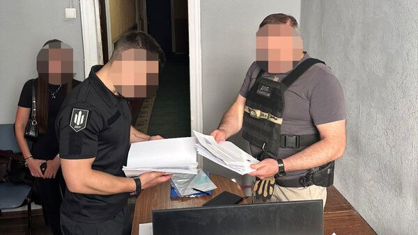 Харьковский полицейский за $2 тыс водил уклониста за руку по ТЦК Украинскому уклонисту пришлось расплатиться долларами США за услуги харьковского полицейского. Об этом 31 июля сообщило Государственное бюро расследований Украины.