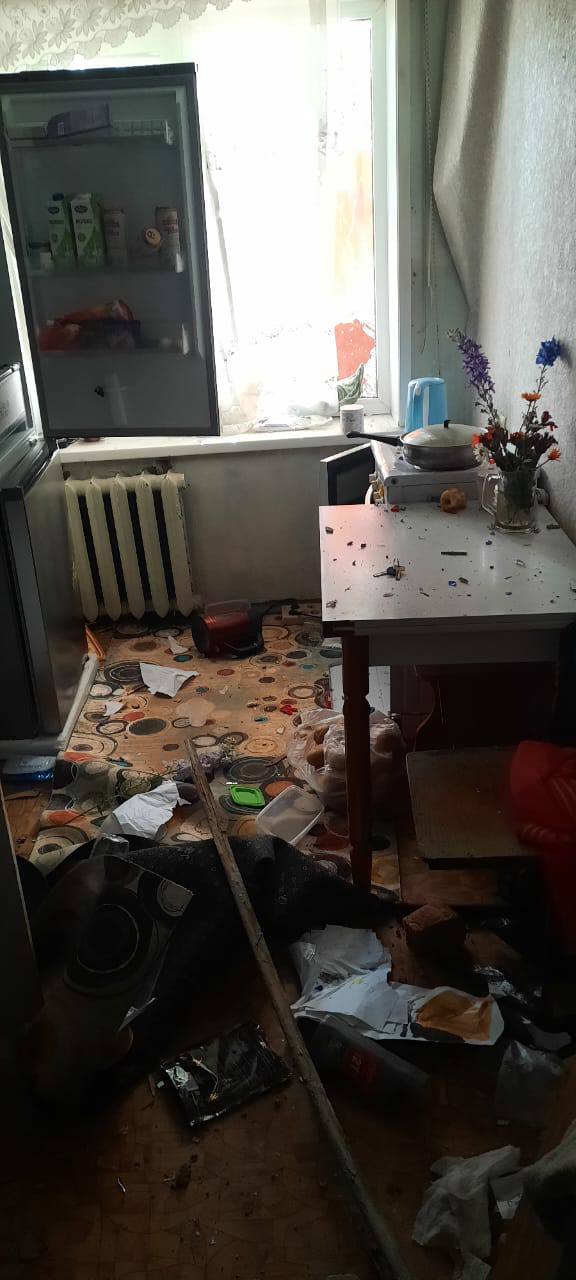 Шесть квартир в жилом доме повреждены из-за хлопка водонагревателя в селе Пригородное Белогорского округа. Происшествие произошло сегодня в 7 утра. В жилище, где случилась трагедия, проживали четыре человека – молодая семья с дедушкой. Пожилой мужчина пострадал и доставлен в больницу, остальные разместились у соседей. Причину хлопка установят специалисты, сообщает Амурский центр ГЗ и ПБ. Спасательная группа Белогорска и огнеборцы МЧС Амурской области занимаются устранением последствий чрезвычайной ситуации. Перейти на сайт