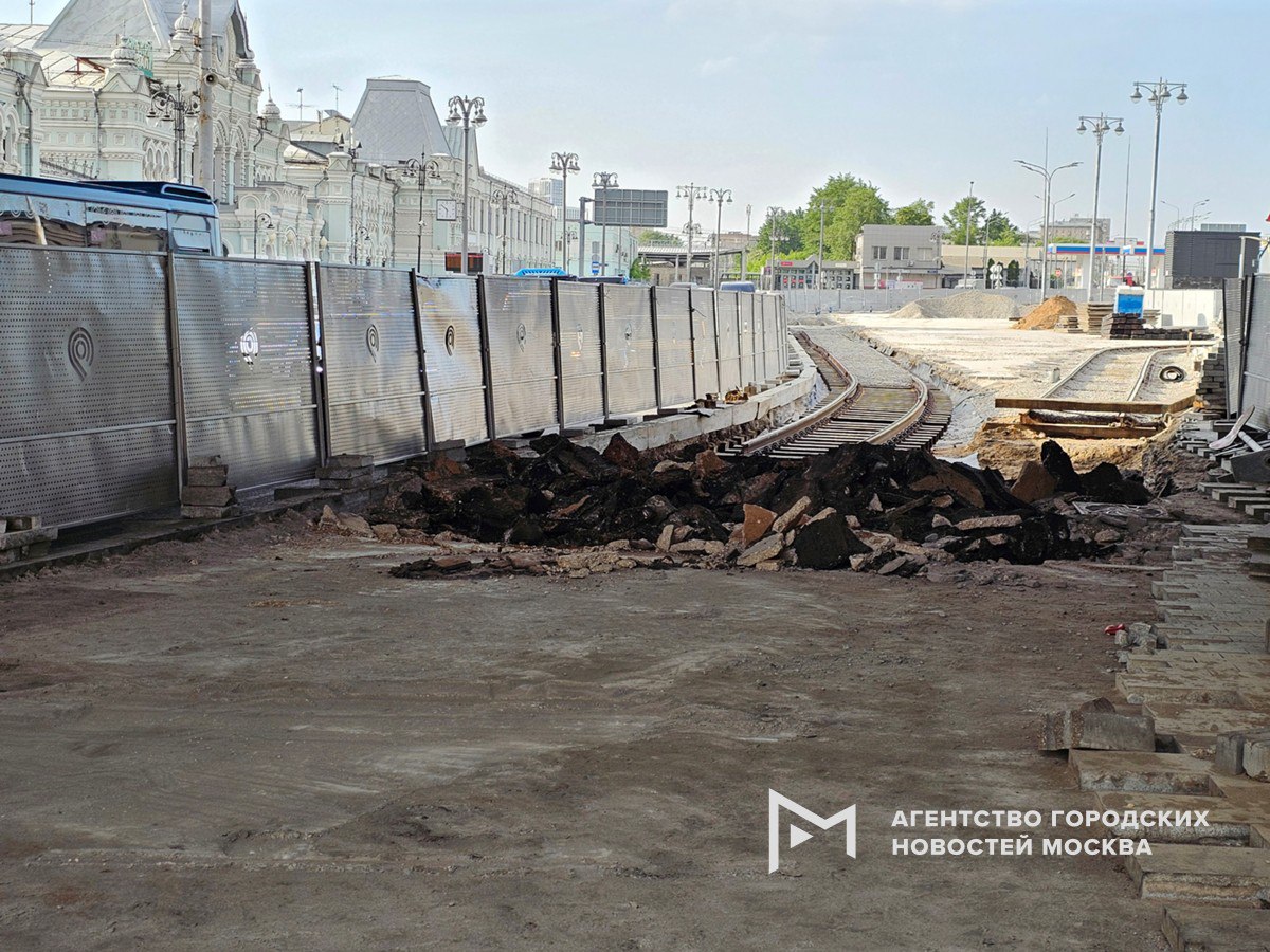 Еще 2 трамвайные линии запустят в Москве. Спустя 30 лет трамваи вернутся на Трифоновскую улицу и снова начнут ходить на участке от улицы Образцова до Рижской площади. Другая линия, строящаяся на улице Маши Порываевой и проспекте Академика Сахарова, свяжет Комсомольскую площадь с Чистопрудным бульваром. Она позволит запустить диаметральные маршруты через центр города.  Почти все курсирующие по городу вагоны – последнего поколения, а средний возраст подвижного состава не превышает 6 лет, подчеркнул мэр Москвы Сергей Собянин. Это лучший показатель не только в России, но и среди всех мегаполисов мира.    «Москва»
