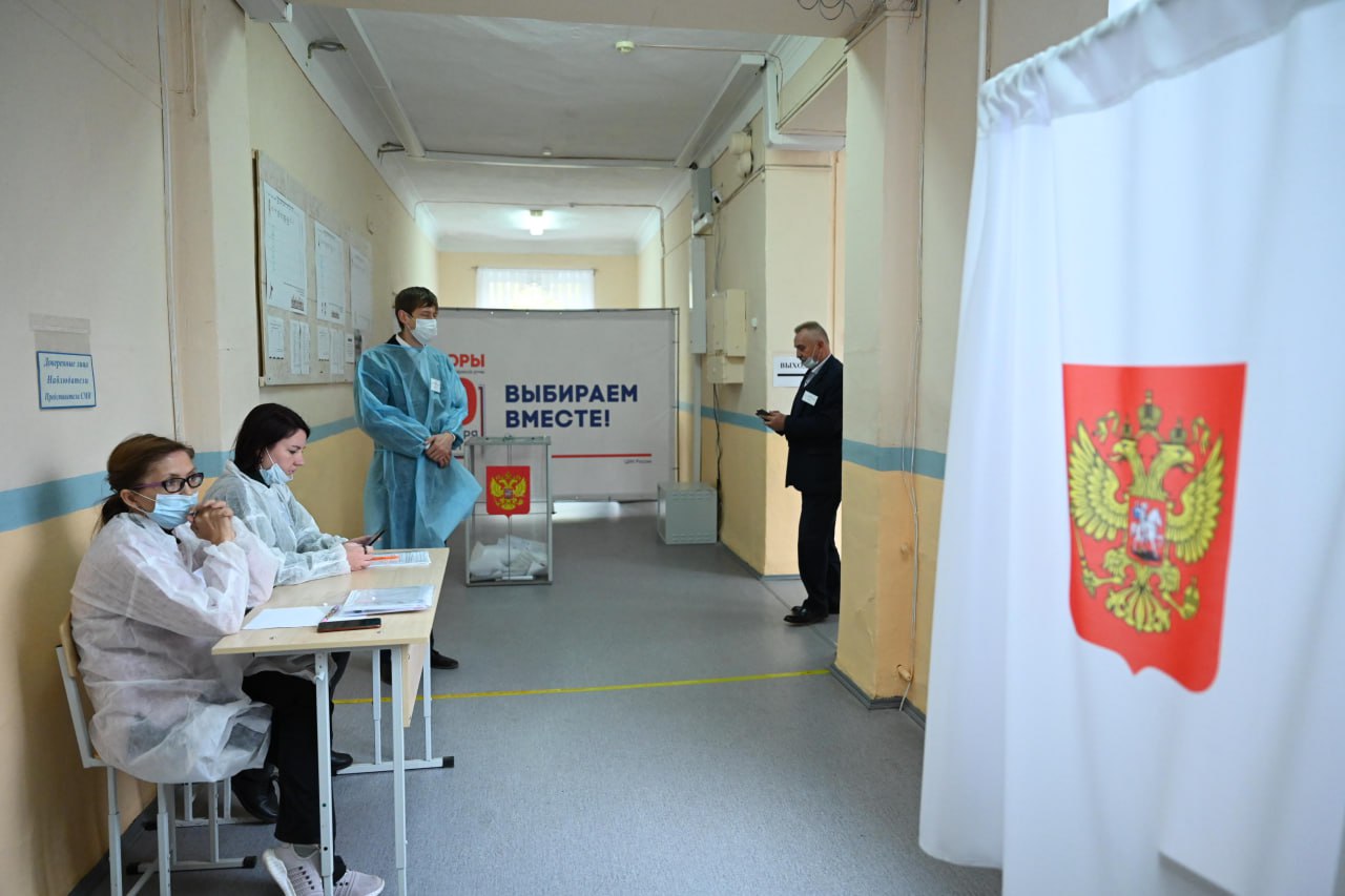В Челябинске обновили Общественный штаб для контроля за выборами С 14 июля в Челябинской области начнут семинары для будущих наблюдателей на выборах. До 31 августа преподаватели планируют посетить все территории Челябинской области и обучить 4 тысячи человек. Планы обсудили на первом в году заседании штаба по контролю и наблюдению за выборами в Челябинской области. Он приступил к работе в новом составе. В обновленный Общественный штаб вошли 25 известных и неравнодушных жителей региона. — Ни один избирательный участок не останется без нашего внимания. В каждой территории появятся мобильно-мониторинговые группы. А в Центр общественного наблюдения за выборами будет транслироваться видео с участков, — прокомментировал руководитель Штаба Николай Дейнеко. Голосовать за канал