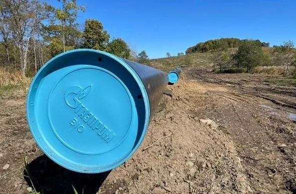 Газпром монтирует оборудование в Приморье для поставок газа в Китай Продолжается подготовка к началу поставок газа в Китай по дальневосточному маршруту в настоящее время ведется монтаж оборудования на газоизмерительной станции Дальнереченск Об этом сообщил глава Газпрома Алексей Миллер на встрече с председателем совета директоров Китайской национальной нефтегазовой корпорации CNPC Дай Хоуляном Напомним на китайской стороне с начала 2024 года строят газопровод Хулинь Чанчунь который позже должен соединиться с российским газопроводом благодаря трансграничному участку Хулинь Дальнереченск На российской стороны прокладкой газопровода займется Газпром с китайской Китайская национальная трубопроводная корпорация За прием газа будет отвечать CNPC РБК Восток в Telegram и MAX
