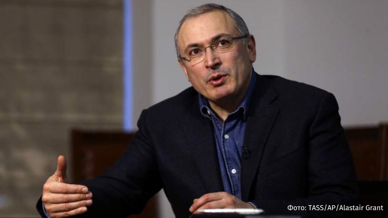 Против Михаила Ходорковского и его пособников из Антивоенного комитета России организация признана нежелательной на территории РФ возбуждено уголовное дело о насильственном захвате власти организации террористического сообщества и призывам к террору Об этом сообщили в ФСБ РФ Фигурантами дела также являются экс премьер Михаил Касьянов чемпион мира по шахматам Гарри Каспаров политик Леонид Гозман галерист Марат Гельман политик Владимир Кара Мурза журналист Виктор Шендерович экс депутат Госдумы Дмитрий Гудков актер Артур Смольянинов политолог Екатерина Шульман бизнесмен Евгений Чичваркин В ведомстве добавили что Ходорковский и другие учредители АКР финансируют признанные террористическими украинские националистические подразделения и набирают туда боевиков для силового захвата власти в России В настоящее время проводятся следственные действия в отношении Ходорковского и его пособников Признаны иноагентами в России РЕН ТВ в Telegram в MAX