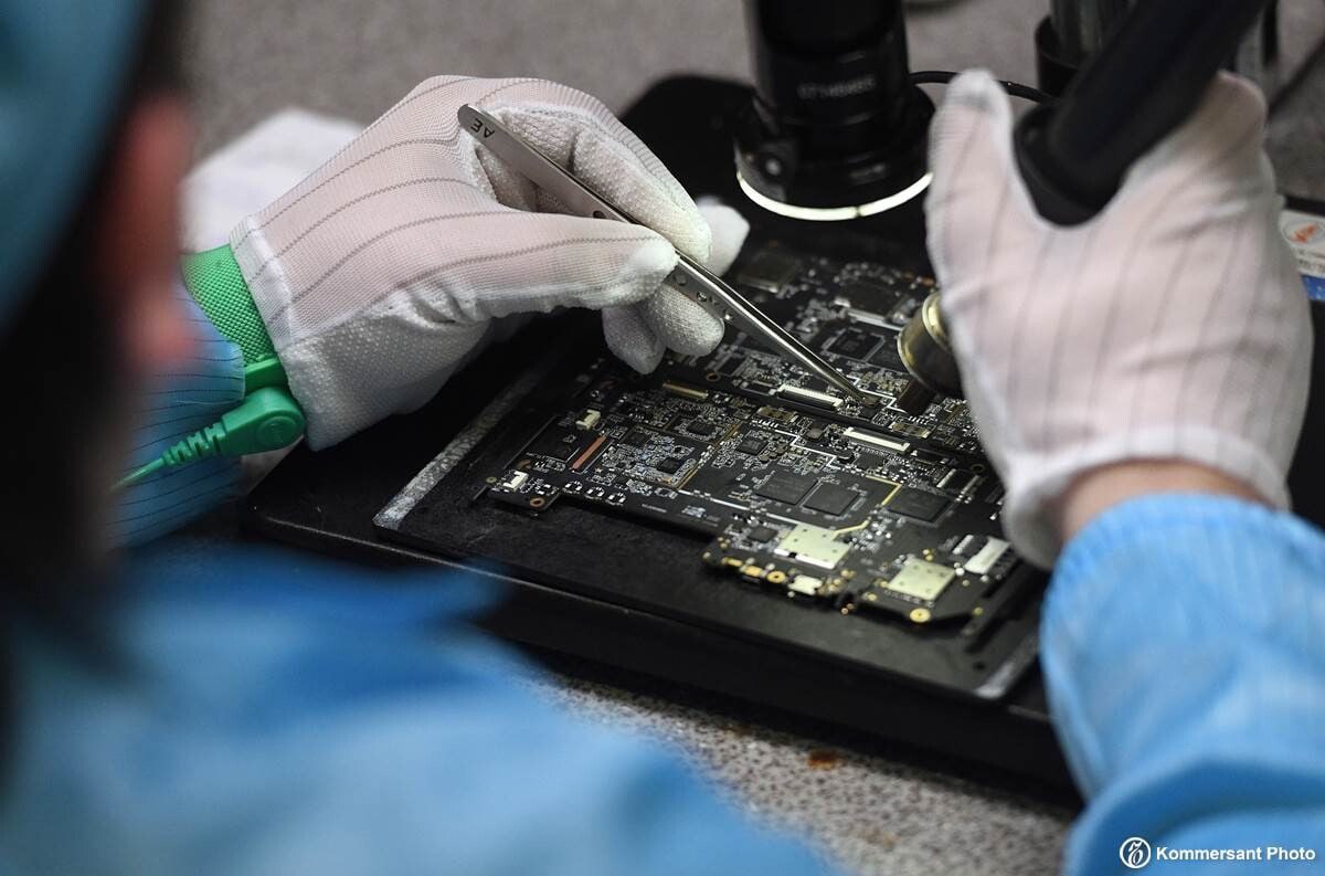 Острый дефицит специалистов в микроэлектронике В России к 2025-2027 годам ожидается нехватка более 21 тысячи специалистов в области микро- и радиоэлектроники. К 2030 году этот показатель может вырасти до 50 тысяч человек. Причина кадрового кризиса кроется в том, что в 2000-х годах практически прекратилась подготовка специалистов из-за отсутствия спроса. Наиболее востребованы операторы технологического оборудования, инженеры-технологи, разработчики САПР и инженеры-конструкторы. Для решения проблемы планируется создать Межуниверситетский центр подготовки кадров и полигон отечественных САПР. Это позволит ускорить прототипирование, организовать тестирование новых решений и подготовить специалистов для серийного производства. МИЭТ планирует к 2030 году выпустить более 4,5 тысяч специалистов, из которых 60% будут работать с САПР, а 40% — в области электронного машиностроения. , чтобы быть в курсе всех важных новостей! #Николаевск27 #Николаевск_на_Амуре #технологии #кадры #микроэлектроника #новости #образование