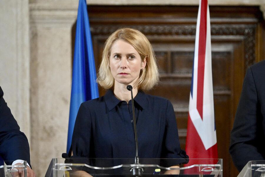 Глава евродипломатии Кая Каллас рассказала что задумалась о том чтобы начать пить Этому способствует текущая международная обстановка Слова Каллас прозвучали в частном разговоре на встрече с политическими группами в Европарламенте после того как парламентарии начали поздравлять друг друга с Новым годом пишет Politico Каллас заявила лидерам политических групп в Европейском парламенте что хотя она обычно мало пьет учитывая события в мире возможно сейчас самое время начать Сами евродепутаты отметили что не могут назвать этот Новый год таким уж радостным из за мировых событий   Подписывайтесь на Расстригу