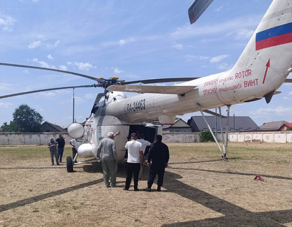 Комбустиологи РКБ им. А.В. Вишневского оказывают помощь троим пострадавшим при взрыве газового баллона в Хасавюрте В сопровождении специалистов они были доставлены в Ожоговый центр медучреждения из Хасавюртовской ЦРБ после проведения интенсивной терапии для стабилизации состояния пациентов. Пострадавшим оказывается вся необходимая помощь. Их лечение находится на контроле министра здравоохранения Дагестана Ярослава Глазова и врио главного врача РКБ им. А.В. Вишневского Магомедсалама Темирболатова. Фото: Минздрав РД
