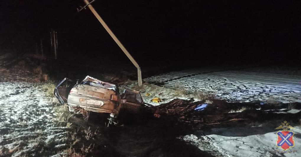 В Кумылженском районе пьяный водитель покалечил пасынка в ДТП — расследование завершено Следователи завершили расследование аварии в Кумылженском районе. 39-летний местный житель 24 января 2025 года выпил дома, а затем поехал встречать пасынка-студента из Михайловки. Несмотря на уговоры жены не садиться за руль пьяным, он отправился на автомобиле ВАЗ-2110, который принадлежал его тестю. На обратном пути, проезжая участок дороги «Слащевская – Букановское Заготзерно», водитель не справился с управлением. Машина вылетела с трассы, перевернулась и врезалась в опору линии электропередач. 18-летний пассажир получил тяжёлые травмы и был доставлен в больницу. Против водителя возбудили уголовное дело по статье о нарушении ПДД в состоянии опьянения с причинением тяжкого вреда здоровью. Мужчина признал вину. Дело направлено в суд. Ему грозит до 7 лет лишения свободы. Подписаться