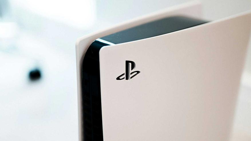 Sony подтвердила разработку новой консоли PlayStation. Генеральный директор Sony Interactive Entertainment Хидеаки Нисино, отвечая на вопросы инвесторов, отметил, что физические консоли остаются важной частью игровой экосистемы компании. Разработка консоли нового поколения находится в процессе. Нисино указал, что с эпохи PlayStation 3 компания инвестирует в развитие облачных технологий. Большинство игроков продолжают использовать физические устройства. Подробной информации о характеристиках новой консоли пока нет. Он добавил, что будущее платформы является приоритетным направлением для Sony. По его словам, консольный бизнес представляет собой многофункциональную платформу с развитой экосистемой, объединяющей пользователей PlayStation 4 и PlayStation 5. Ранее сообщалось, что работы над PlayStation 6 начались в 2022 году, когда AMD начала поиск инженеров для проекта. В 2024 году появились данные о разработке двух различных SoC, один из которых может быть предназначен для портативной консоли. Предполагаемый период выпуска PS6 — 2027-2028 годы. Шухей Йошида ранее упоминал, что более вероятным временем анонса является 2028 год. Witcher 4, который CD Projekt Red планирует выпустить в тот же период, может стать одной из первых игр для новой консоли. Согласно доступной информации, PS6 будет оснащена процессором AMD с архитектурой Zen 5, совместимым с технологией кэша X3D. Это решение предполагает использование 3D-стековой памяти. Также утверждается, что графическая подсистема получит архитектуру UDNA, созданную специально для консолей. По сравнению с RDNA, используемой в PS5, новая архитектура обещает улучшения в производительности трассировки лучей и энергоэффективности.