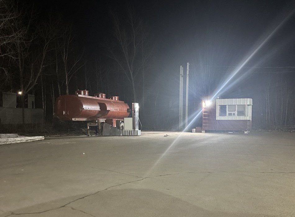 Цены на топливо растут, и АЗС в Нижегородской области принимают меры В условиях роста цен на топливо на бирже собственник автозаправочной станции, расположенной в Нижегородской области, решил оптимизировать свои расходы на основные средства. Несмотря на странные условия функционирования, станция продолжает принимать клиентов, что вызывает удивление. Люди по-прежнему находят способы заправляться. #АЗС #топливо #Нижегородскаяобласть Около АЗС Подписаться