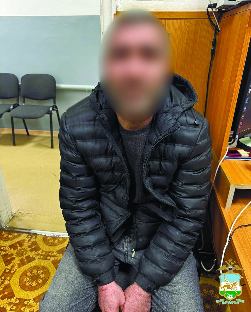 Резня во многодетной семье кто кого и почему   В Чишминском районе 42 летний мужчина обвиняется в убийстве 41 летней бывшей жены и покушении на жизнь 19 летней дочери По версии следствия 23 января он пришёл в дом к бывшей супруге в деревне Игнатовка где также находились четверо дочерей пары трое из которых несовершеннолетние Разгорелась ссора из за ревности и мужчина ударил жену ножом а потом и дочь когда та пыталась защитить мать 19 летнюю девушку удалось спасти мать погибла на месте Подозреваемого задержали у знакомого в Давлекановском районе он дал признательные показания Возбуждены уголовные дела по фактам убийства и покушения на убийство следствие продолжается Фото Новости МВД Башкортостана