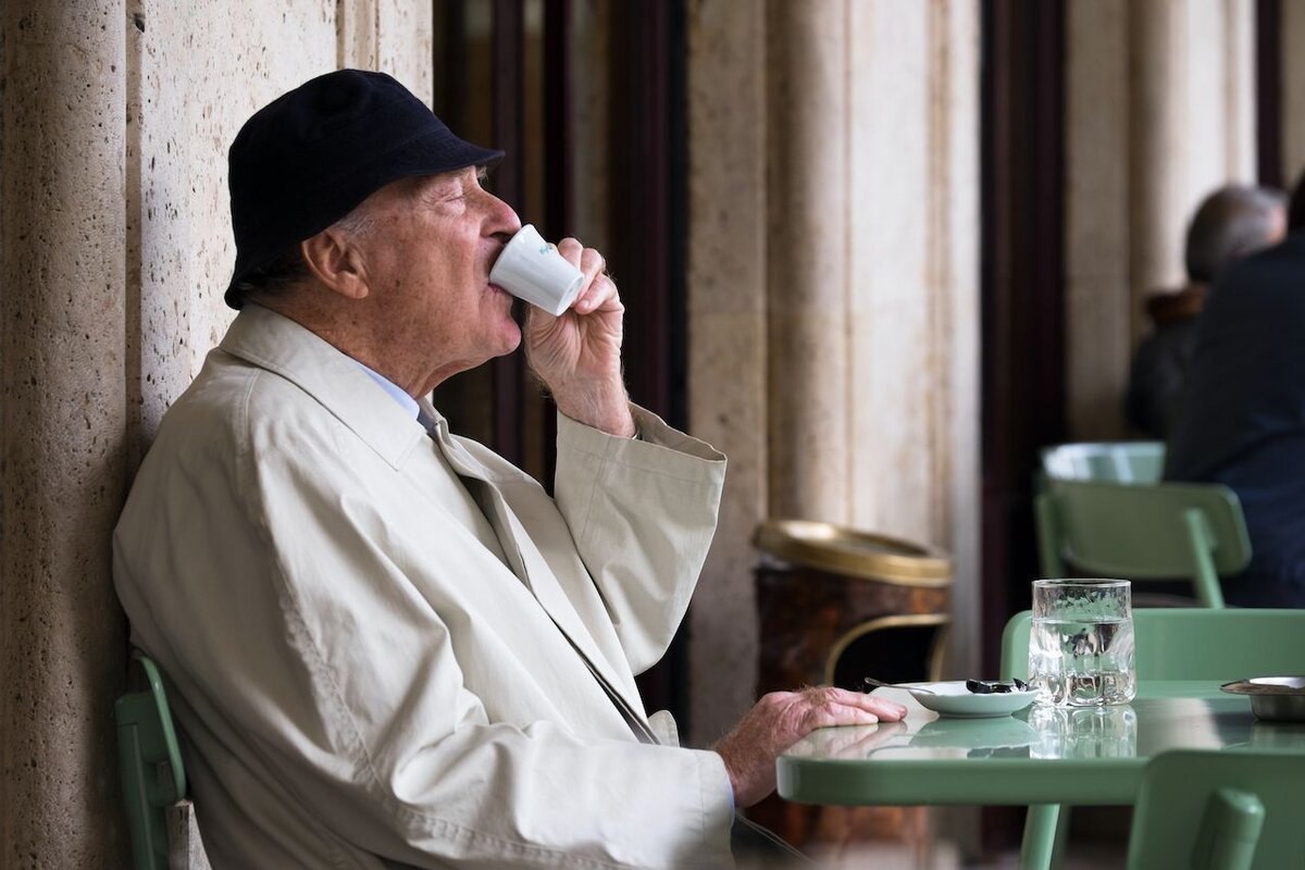 Кофе снижает а не повышает риски аритмии Ученые впервые обнаружили что кофе защищает от фибрилляции предсердий мерцательной аритмии которая связана с развитием сердечной недостаточности инсульта и преждевременной смерти от сердечно сосудистых заболеваний Сегодня врачи рекомендуют пациентам с аритмией отказаться от кофеина однако теперь рекомендации могут измениться   hightech plus 2025 11 10 kofe snizhaet a ne povishaet riski aritmii