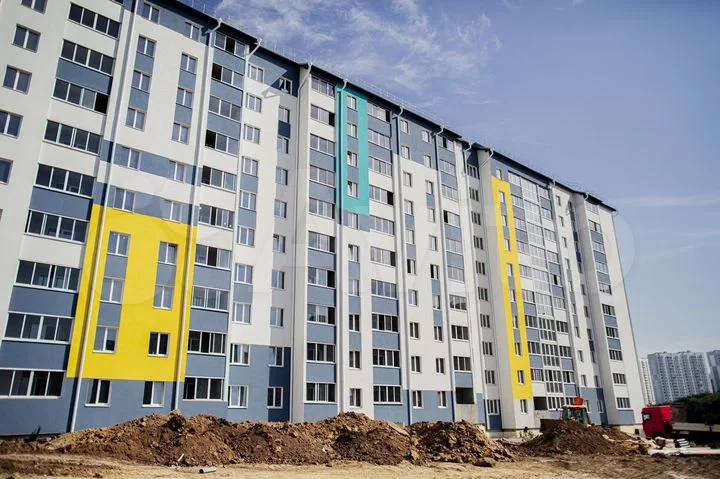 Россиянам посоветовали снимать а не покупать жилье В 2026 году для большинства жителей страны аренда квартиры будет выгоднее ее покупки сообщил финансист Кирилл Селезнев Вы платите арендодателю в год около 4 6 стоимости квартиры Даже если у вас есть вся сумма для покупки жилья вам все равно получается выгоднее снимать деньги положенные на счет в банке с запасом покрывают и расходы на аренду и удорожание квартиры отметил Селезнев Например 10 млн руб будут приносить 120 140 тыс руб в виде процентов по вкладу На эти деньги можно снимать жилье за 50 60 тыс руб и еще от 60 тыс до 90 тыс руб будут оставаться Подпишись на Курск 1