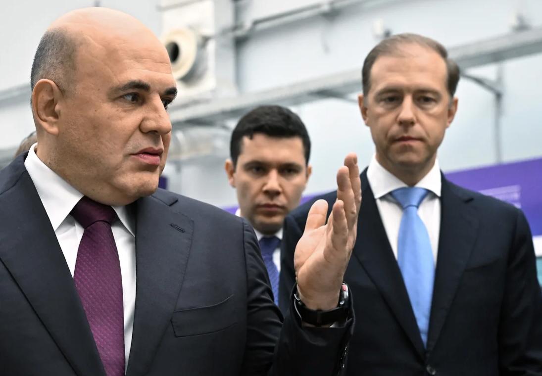Белому дому предложено зафиксировать формальный отказ от приоритета импортозамещения в пользу политики технологического развития — Минпромторг подготовил проект переформатирования созданной в 2015 году комиссии по импортозамещению в правительственную комиссию по промышленности Новый орган сконцентрируется на поддержке компаний РФ и их разработок вместо попыток пересоздать иностранные технологии и наращивать локализацию зарубежных производителей Решение закрепляет приоритет технологической политики и фиксирует исчерпание потенциала легкого импортозамещения — после 2022 года самостоятельно или с помощью дружественных стран часть импорта заместить удалось, но для структурной трансформации экономики необходимо создавать механизмы воплощения собственных инноваций в конечный продукт для экономики предложения Минпромторг предлагает заменить правительственную комиссию по импортозамещению на правкомиссию по промышленности Фокус органа управления промышленной политикой также предложено сместить с попыток заменить зарубежные продукты на создание высокотехнологичной продукции для экономики предложения Опубликованный на regulation .gov .ru проект постановления правительства разработан Минпромторгом по поручению первого вице-премьера Дениса Мантурова, ожидается, что возглавит новый орган сам первый вице-премьер В министерстве рассчитывают, что в состав полномочий комиссии войдут вопросы снижения избыточных административных барьеров и издержек промышленных предприятий, что поспособствует совершенствованию системы управления промышленной политикой и обеспечению технологического лидерства: она позволит усилить координацию органов власти в реализации промполитики Комиссия по импортозамещению создавалась в 2015 году после первых крымских санкций — там чиновники пытались свести госкомпании с российскими производителями для замещения иностранных комплектующих и оборудования Однако санкционный режим был относительно мягким, и заказчикам было выгоднее наладить поставки альтернативными маршрутами, чем инвестировать в более дорогие отечественные разработки без гарантий качества При этом замещение отдельных узлов проектов компаний, ориентированных на глобальный рынок комплектующих и оборудования, зачастую требовало изменения проектов и техпроцессов, что в итоге обходилось неприемлемо дорого или оказывалось невозможным Подписаться