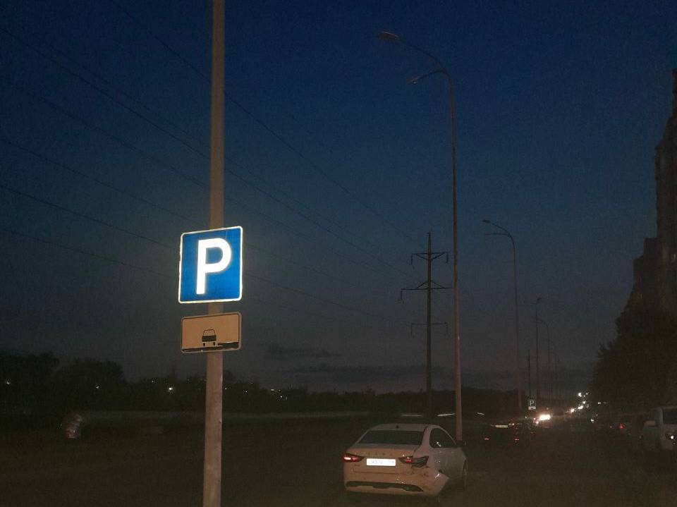 Поврежденный кабель оставил улицу Транспортную в Оренбурге без света По информации мэрии на участке между улицами Есимова и Гаранькина поврежден кабель Причина обрыва пока не установлена В администрации города сообщили что в настоящее время готовится техническое задание для заключения нового муниципального контракта на проведение ремонтных и восстановительных работ Заявка на восстановление освещения на указанном участке внесена в реестр работ Местные жители отмечают что проблема тянется с января 2023 года Сроки ремонта неоднократно переносились сначала обещали выполнить работы в теплое время года затем ссылались на нехватку средств из за наводнения и недобросовестного подрядчика Урал56 Ру в MAX