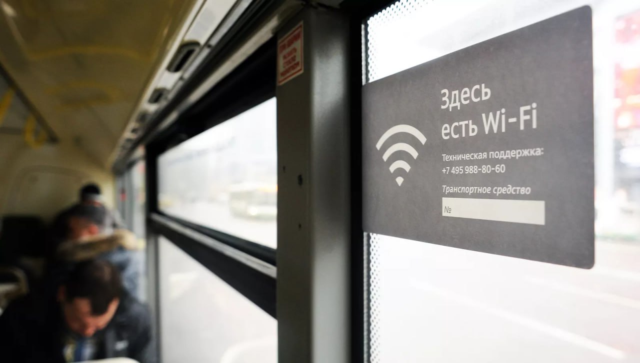 Создана технология идентификации людей по воздействию тела на сигнал Wi-Fi  Итальянские учёные из Римского университета Ла Сапиенца разработали систему под названием WhoFi, которая позволяет распознавать людей на основании уникального искажения Wi‑Fi сигнала, создаваемого их телом. В основе лежит анализ Channel State Information  CSI  — информации об амплитуде и фазе электромагнитных волн, изменяющихся при прохождении через человеческое тело. С помощью глубоких нейросетей с архитектурой трансформера система выявляет персональные сигнатуры и повторно идентифицирует человека с точностью до 95,5 % на публичном наборе данных NTU‑Fi.