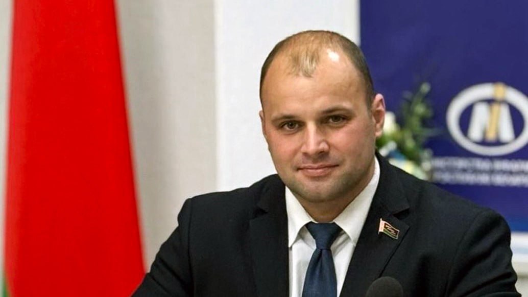 Главой АБФФ избран начальник главного управления спорта и туризма Миноблисполкома Евгений Булойчик, передает корреспондент На пост главы АБФФ также претендовал генеральный директор ФК "Динамо-Минск" Андрей Толмач. Прежний руководитель белорусского футбола Николай Шерстнев покинул свой пост в начале июня. В конце мая он получил новую ответственную должность — заместитель управляющего делами президента Беларуси. Евгений Булойчик окончил БГУФК, после этого два года работал футбольным тренером на Березинщине. Получив должность в местном отделе спорта, он также возглавил районное отделение Минской областной федерации футбола.