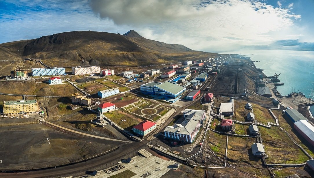 Морское сообщение между Мурманском и Шпицбергеном планируют запустить для пассажиров в 2025 году. Об этом заявил на ВЭФ генеральный директор треста «Арктикуголь» Ильдар Неверов.  Он напомнил, что в мае Норвегия прекратила выдавать россиянам туристические визы, и добраться до архипелага с туристическими целями стало невозможно.    «Грузопассажирское сообщение с Мурманском мы уже наладили, отправили в этом году 16 последовательных рейсов, теперь хотим запустить пассажирское. Очень рассчитываю, что уже в 2025 году любой россиянин сможет приплыть на Шпицберген на корабле как турист», — рассказал он.  Также он сообщил, что компания намерена продавать полноценный туры, включающие недельное проживание на российской части архипелага.    «Будут и туры, рассчитанные на взыскательных туристов, — мы видим спрос на такой продукт на рынке, — и бюджетные варианты, в том числе для молодых ученых, студентов. Выполняться рейсы будут раз в месяц», — отметил он.  В 2023 году предпринимались попытки наладить авиасообщение между Мурманском и Шпицбергеном, однако сделать это не удалось.