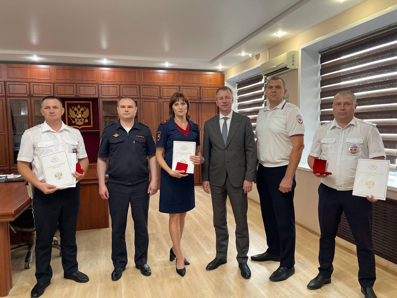 В преддверии Дня ГИБДД поздравил сотрудников Камышинского ОМВД с профессиональным праздником.   Вручил благодарственные письма Государственной Думы особо отличившимся сотрудникам подразделения.   Искренняя благодарность работникам госавтоинспекции за обеспечение безопасности дорожного движения