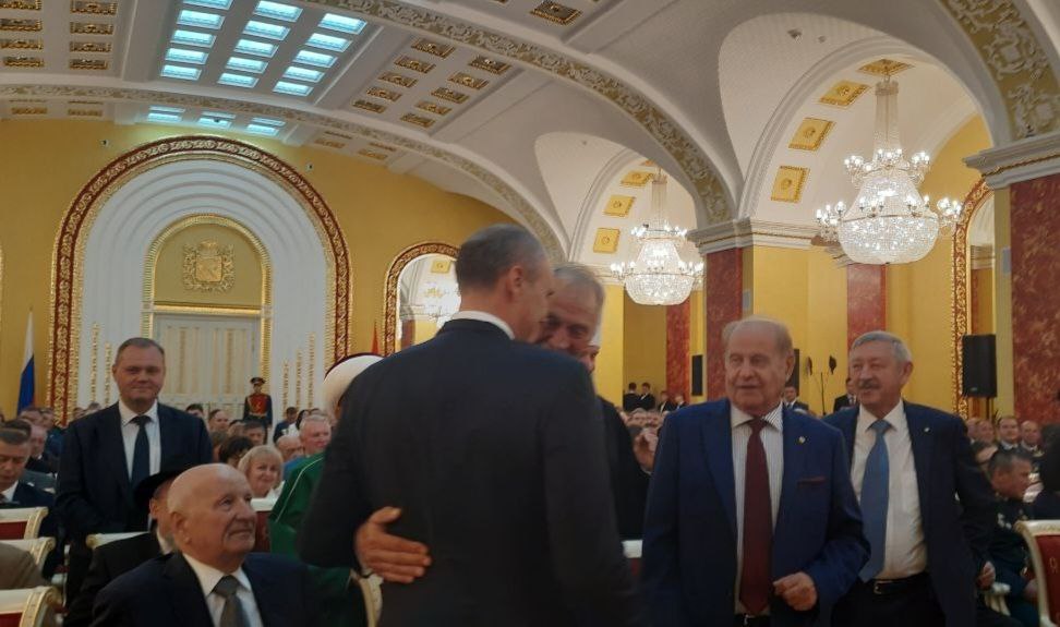 Три бывших губернатора Оренбуржья Владимир Елагин Юрий Берг и Денис Паслер стали почетными гражданами Звание им присвоено указом Евгения Солнцева за значительный вклад в развитие Оренбургской области Отметим что Владимир Елагин правил регионом с 1991 по 1999 гг Юрий Берг с 2010 по 2019 гг а Денис Паслер в 2019 2025 гг Алексей Чернышев который возглавлял область с 1999 по 2010 уже давно является обладателем этого же звания Подпишитесь на канал ЕАН Оренбург