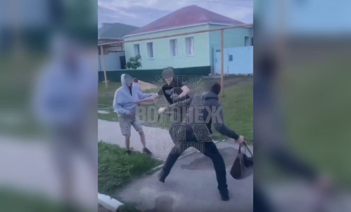 Драка подростков и мужчины в воронежском Малышево привела к уголовному делу Казалось бы - все понятно: мужчина один, подростков двое, и последние почему-то нападают на представителя старшего поколения. Однако все не так однозначно. ↗ Прислать новость Подписаться