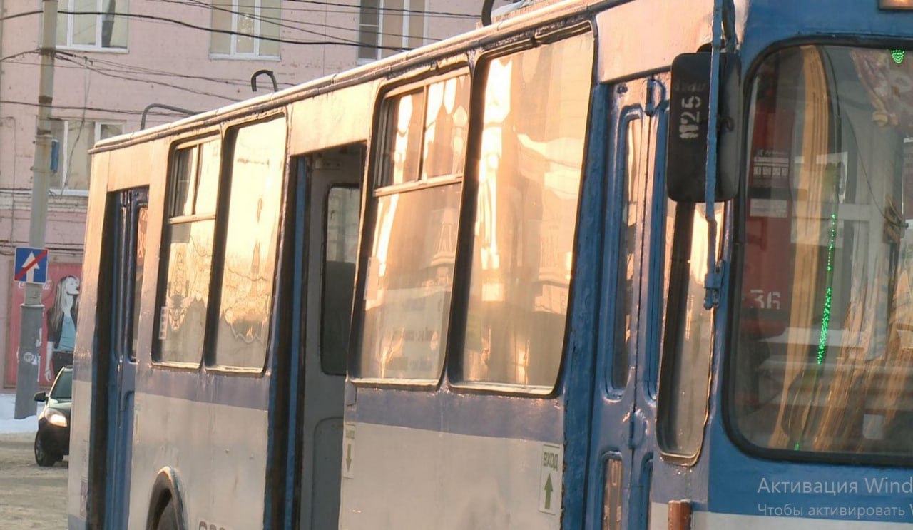 Капризы погоды остановили троллейбусы в Орле Как сообщает администрация города из за того что контактная сеть обледенела в Орле временно приостановлено движение троллейбусов Бригада МУП ТТП занимается расчисткой сети Когда электротранспорт вернется на маршруты сообщат дополнительно Perviy Oblastnoi Мы в МАХ
